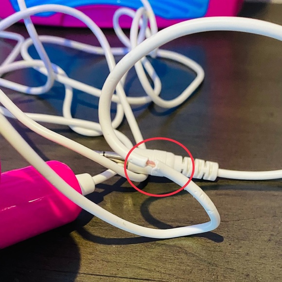 Trolls World Tour 2 Bluetooth MP3 Karaoke Machine Player Portable w/ Light Show - Picture 10 of 11